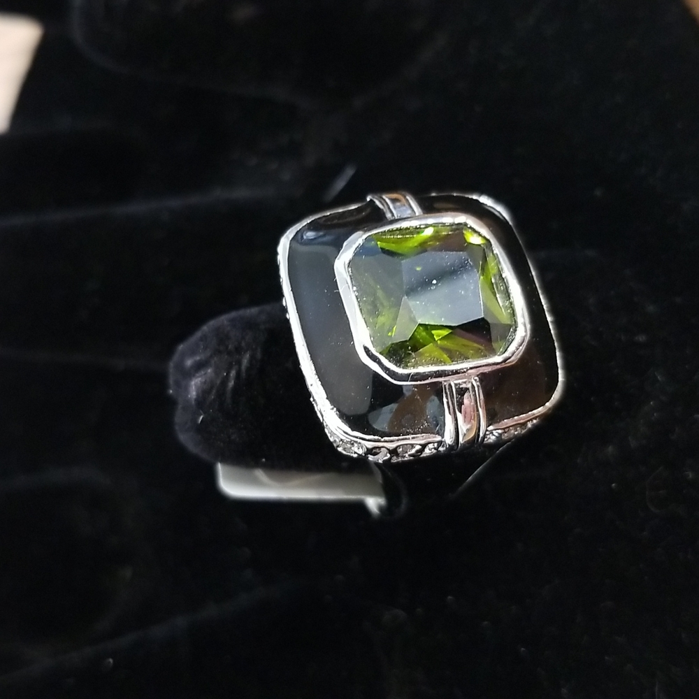 Black cocktail ring with peridot stone